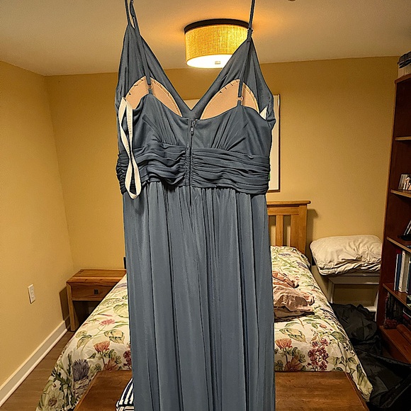 David’s bridal bridesmaid dress. Sewn in pads but can be removed - Picture 2 of 2